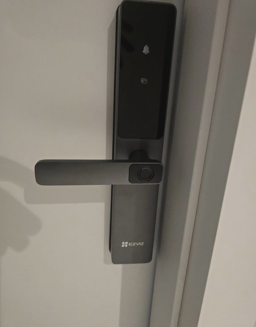 Cerradura inteligente instalada por VEEF en puerta blanca
