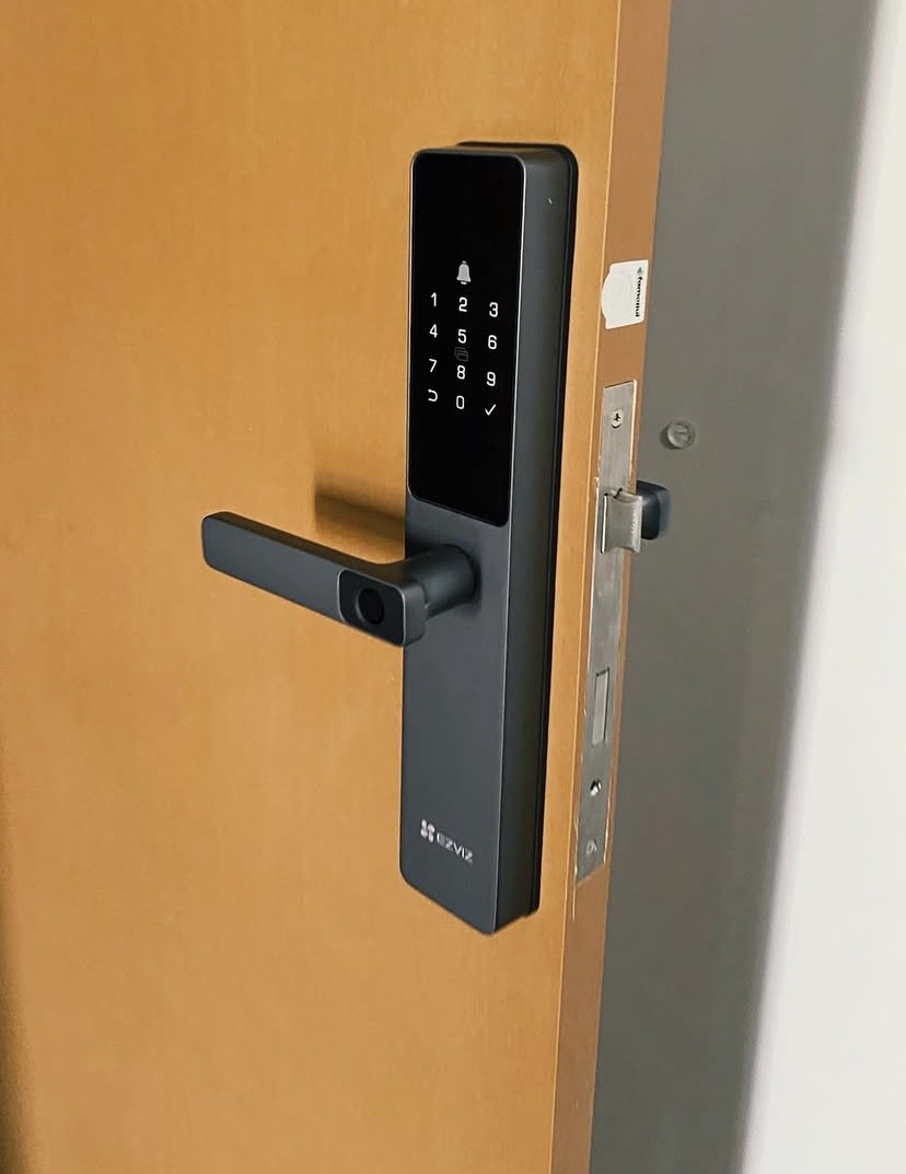 Smart Lock Standard instalada por VEEF en puerta de madera