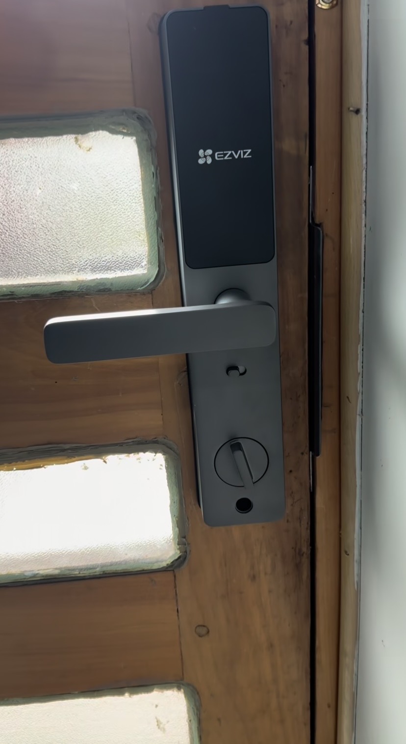 Módulo interior de cerradura inteligente instalado por VEEF