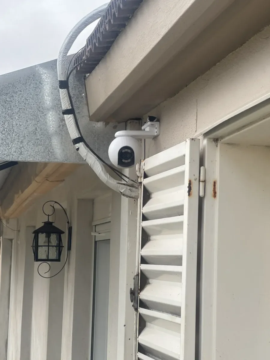 Instalación real de cámara de seguridad realizada por VEEF